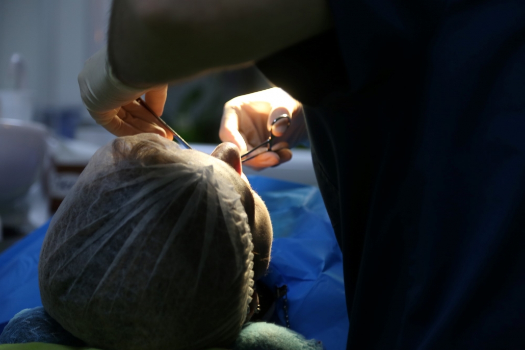 Medici stomatologi in timpul unui tratament dentar la Diadent